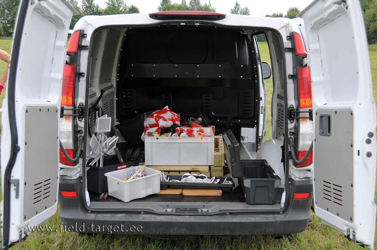 Koorem varustust, mis vajab paika panemist